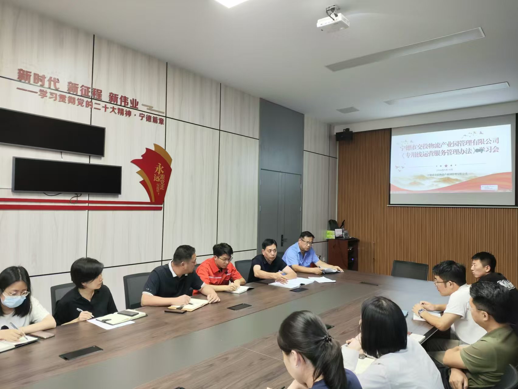 福州鐵路物流中心寧德鐵路物流營業(yè)部領(lǐng)導(dǎo)深入寧德陸港開展愛車宣傳活動，張長明拍攝.jpg